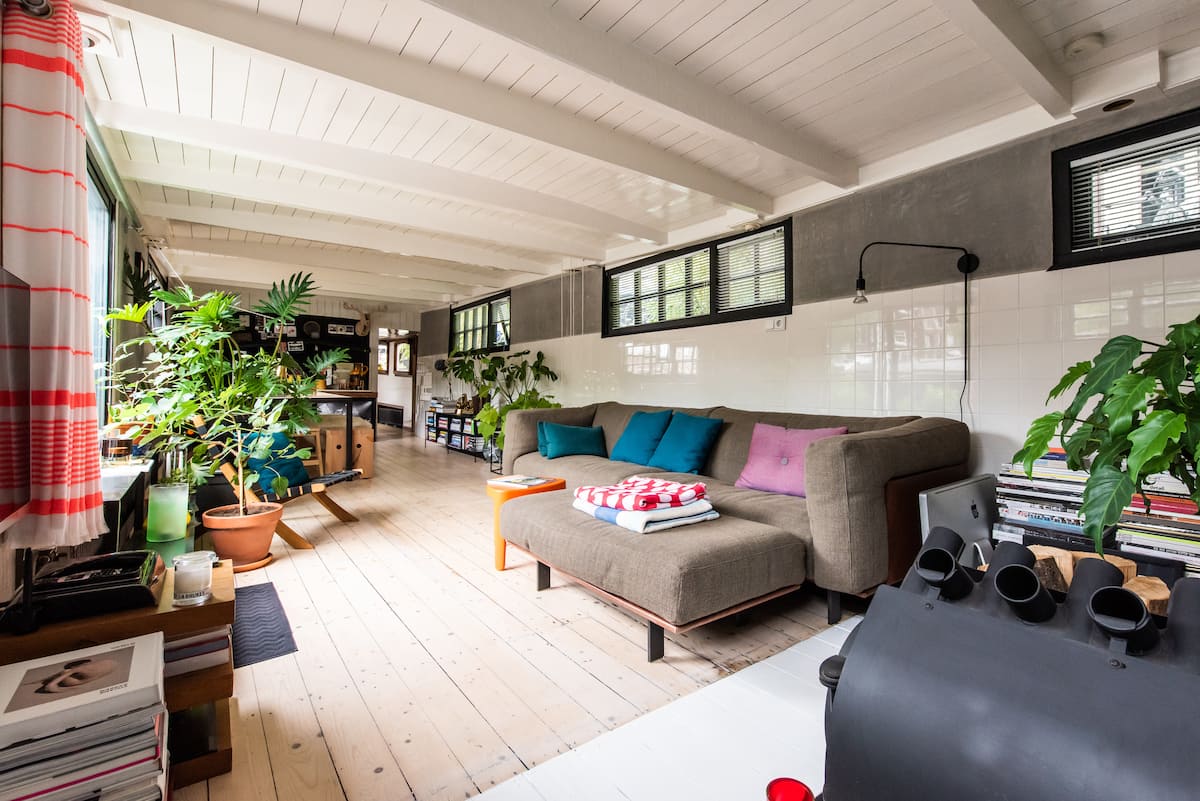 Spacious living room with plenty of daylight