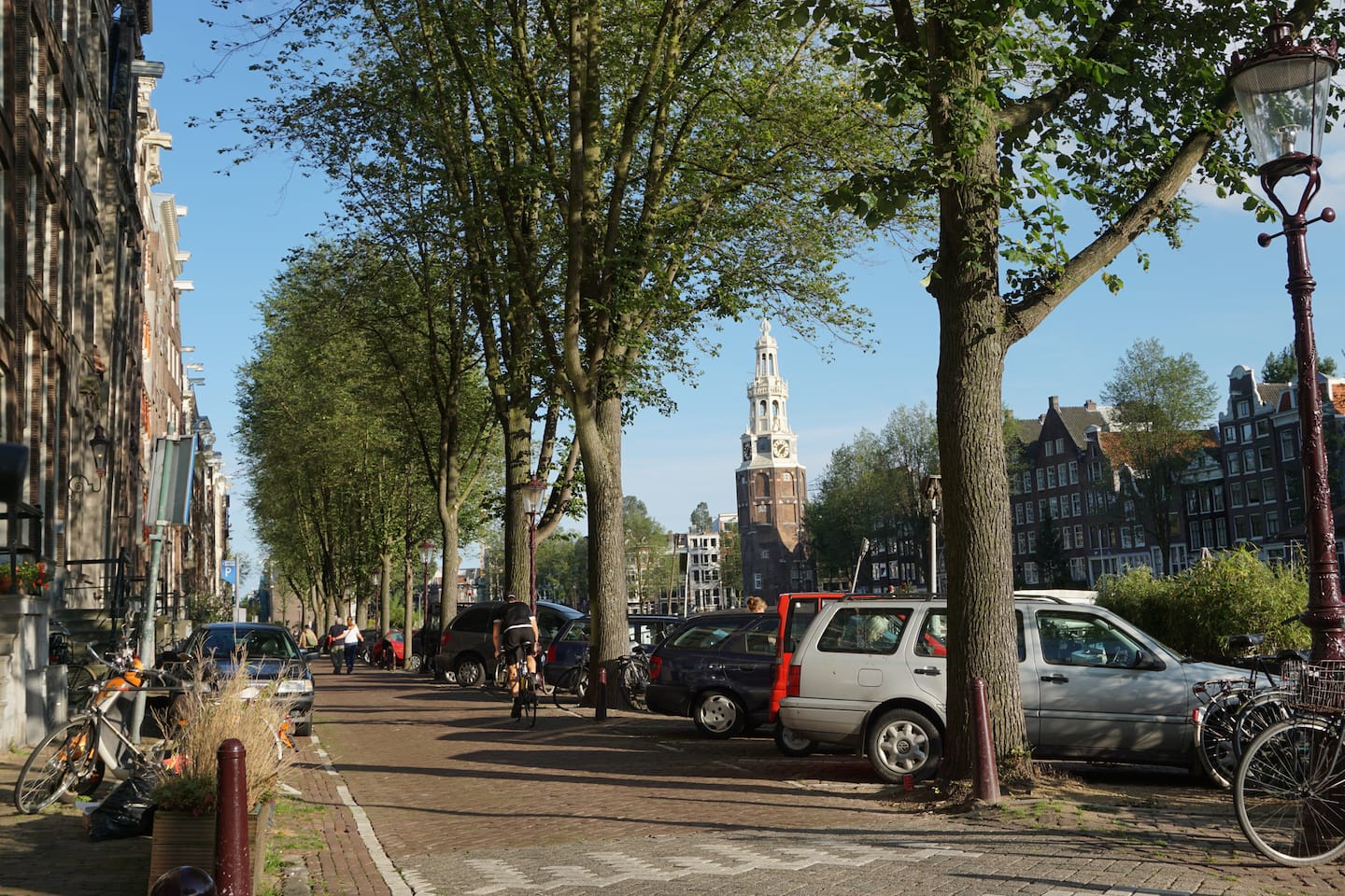 The quiet street along the canal near the houseboat